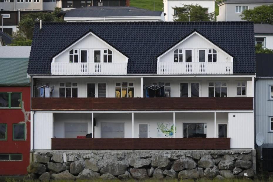 Spacious City Center Home By The Sea Klaksvik Luaran gambar
