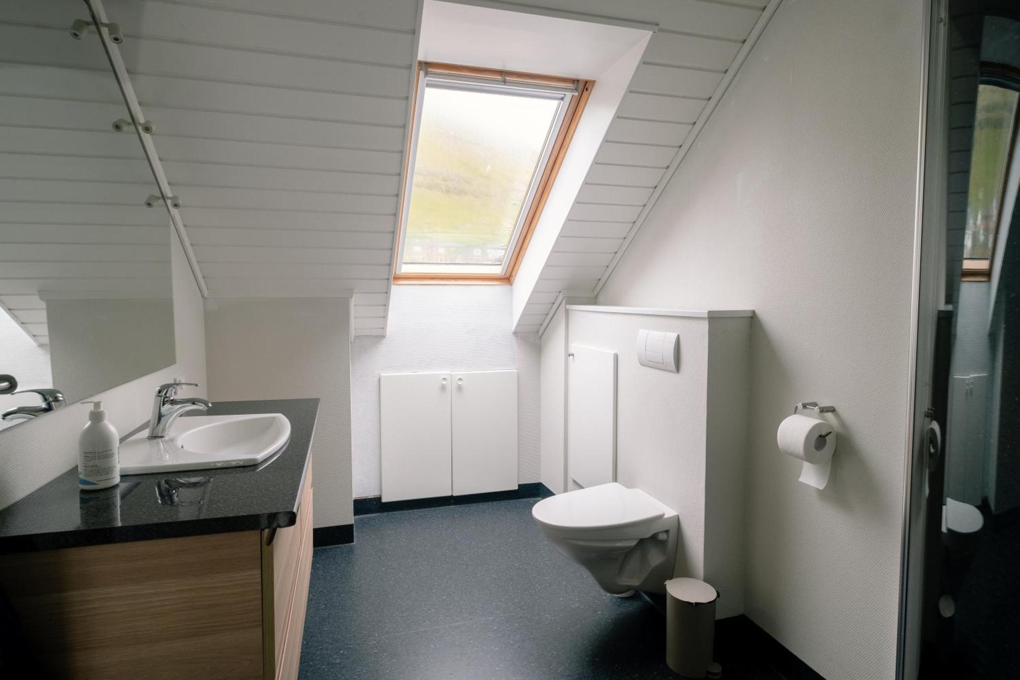 Spacious City Center Home By The Sea Klaksvik Luaran gambar