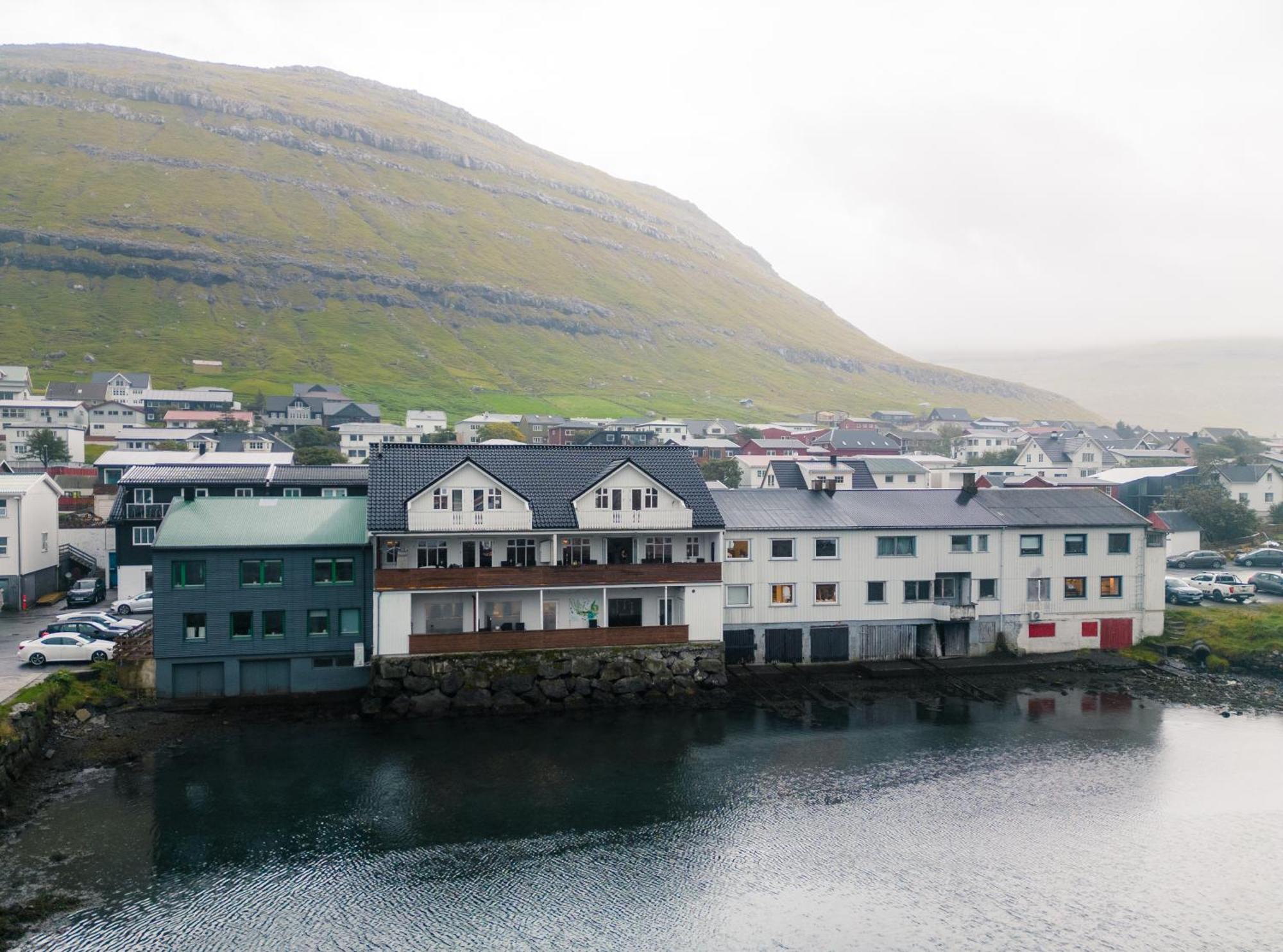 Spacious City Center Home By The Sea Klaksvik Luaran gambar